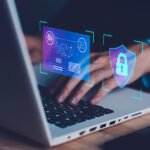 Escritorio de agente de Omnis Contact Center con iconos de candado, cifrado y privacidad, representando seguridad de datos.
