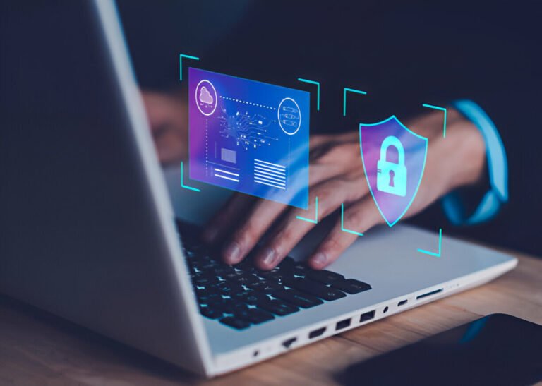 Escritorio de agente de Omnis Contact Center con iconos de candado, cifrado y privacidad, representando seguridad de datos.
